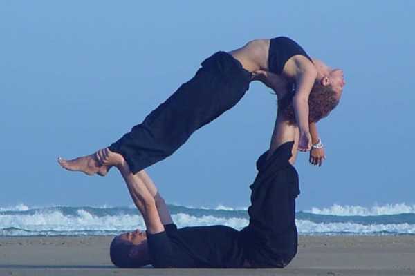How To Practise Acro Yoga: The Basics – Yogi Bare, duo yoga poses -  zilvitismazeikiai.lt